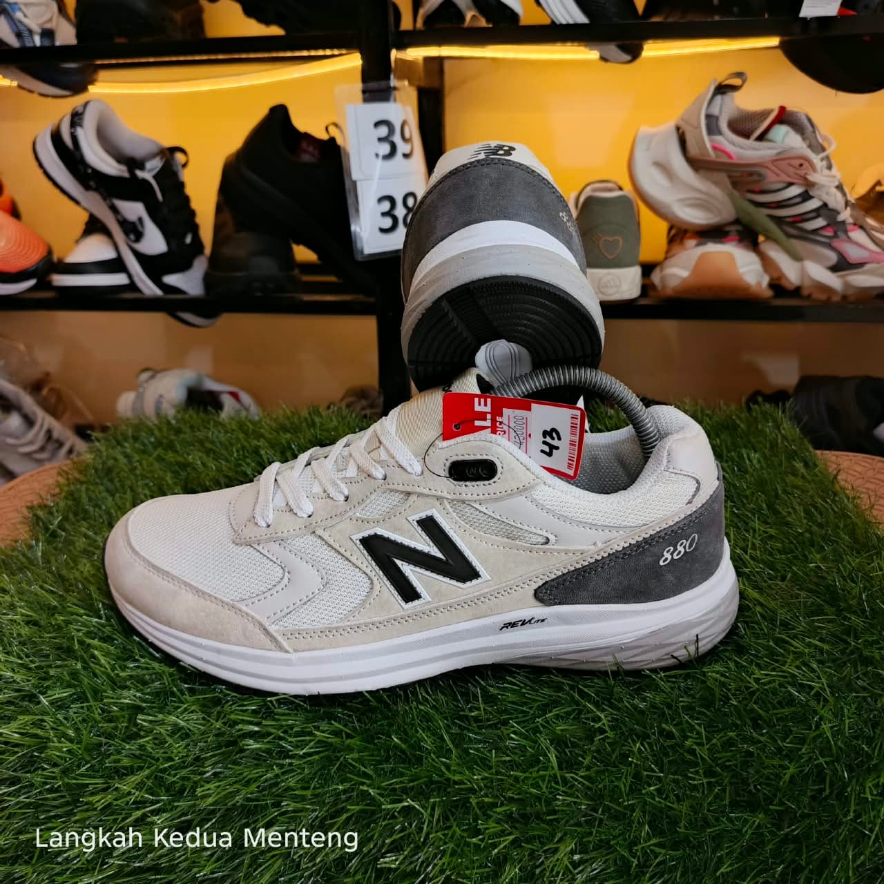 Nb 880